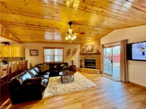 Enchanting Cabin with Hot Tub & Quiet Neighborhood Big Bear Lake